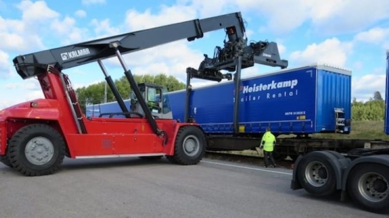 Tills dess att kombiterminalen i Rosersberg öppnar går kombitågen till den tillfälliga terminalen i Brista.