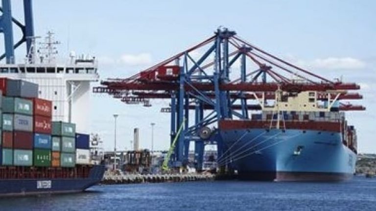 I oktober nästa år byggs de nya containerkranarna upp på plats i APM Terminals i Göteborg.