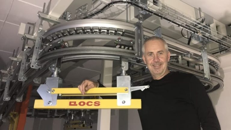 OCS vd Kenth Almqvist, med produkten som ska flytta tyska elfordon.