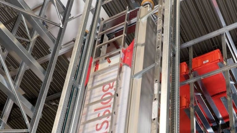 Thule installerar ett lådlager med bara en kran vid sin fabrik i Hillerstorp. Thule installerar ett lådlager med bara en kran vid sin fabrik i Hillerstorp.