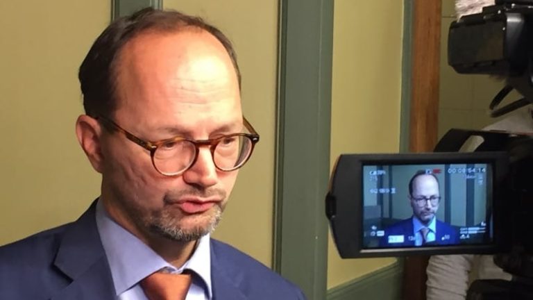 Nye infrastrukturministern Tomas Eneroth fanns på plats för att ta emot Trafikverkets planförslag för tolvårsperioden från 2018. Han passade på att anklaga den förra, borgerliga, regeringen för underinvesteringar i såväl bostäder som infrastruktur, och återkom till den nu framvärkande planen som ”ett viktigt steg i samhällsbygget”.