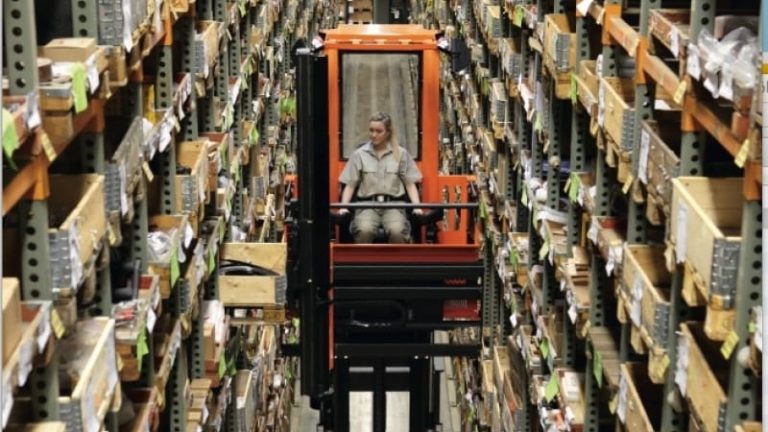 Den förarlyftande smalgångstrucken VCE100 används för orderplock. Den förarlyftande smalgångstrucken VCE100 används för orderplock.