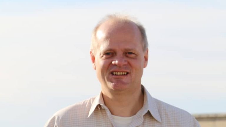 Jan-Olof Johansson, kommunalråd i Lysekil, vill veta mer om förutsättningarna för en kinesiskägd storhamn i kommunen. Jan-Olof Johansson, kommunalråd i Lysekil, vill veta mer om förutsättningarna för en kinesiskägd storhamn i kommunen.