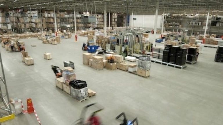 Julas befintliga lager är idag på 110 000 kvm. Nästa år utvidgas det med ytterligare 40 000 kvm.