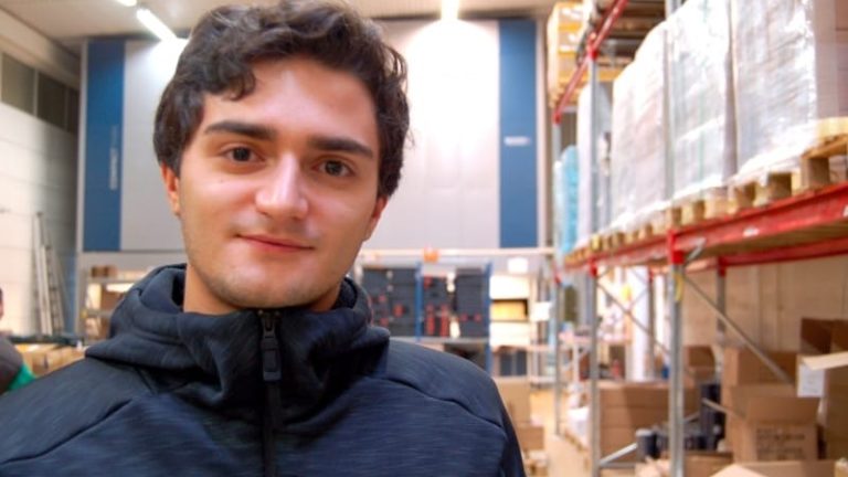 Ur & Penns IT- och logistikchef Emir Saffar är mycket nöjd med hur lagerautomaterna minskar lagerdiffarna för dyrare produkter som armbandsur och smycken. Ur & Penns IT- och logistikchef Emir Saffar är mycket nöjd med hur lagerautomaterna minskar lagerdiffarna för dyrare produkter som armbandsur och smycken.