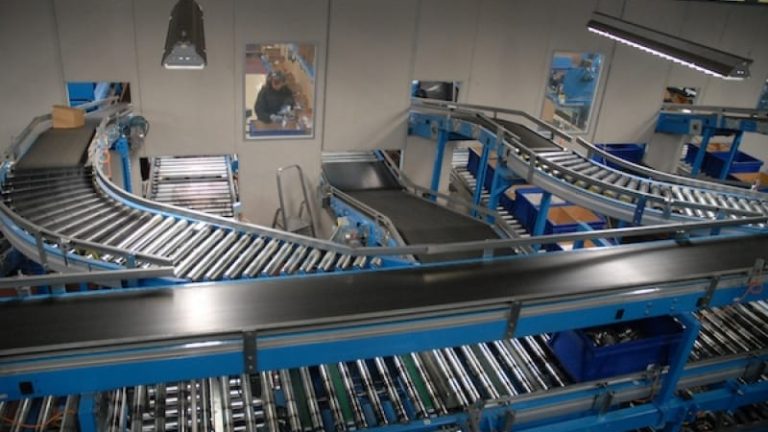 Orios lager är automatiserat med bland lådlager och transportbanor.