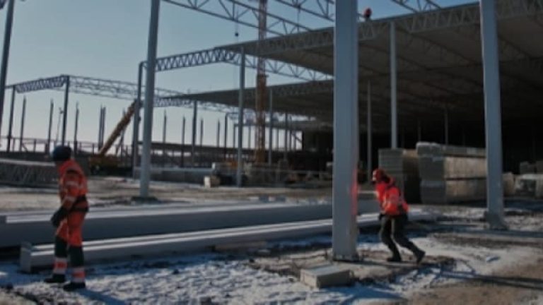 EAB har tidigare bland annat byggt Härrydaterminalen åt Schenker Logistics, med Bockasjö som uppdragsgivare. EAB har tidigare bland annat byggt Härrydaterminalen åt Schenker Logistics, med Bockasjö som uppdragsgivare.