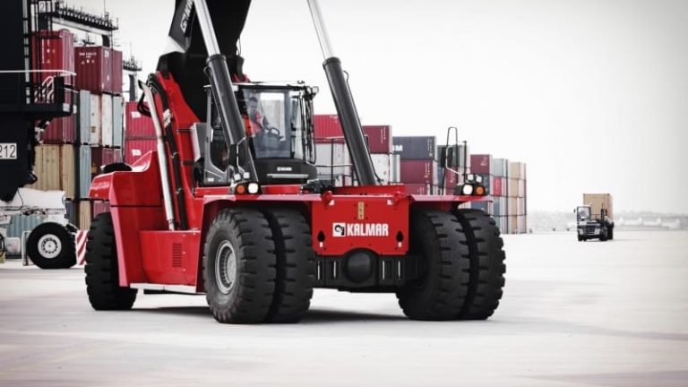 Den här röda trucken från Kalmar kan vara hamn-Europas grönaste. Den här röda trucken från Kalmar kan vara hamn-Europas grönaste.