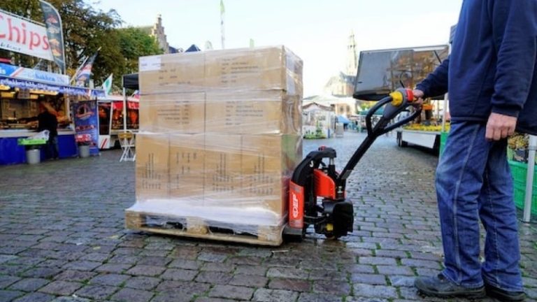 EP Equipment har bland annat haft stor framgång med den lilla låglyftaren EPT 12-EZ. Den fick goda betyg i Transportnytts trucktest i nummer 9-2017 EP Equipment har bland annat haft stor framgång med den lilla låglyftaren EPT 12-EZ. Den fick goda betyg i Transportnytts trucktest i nummer 9-2017