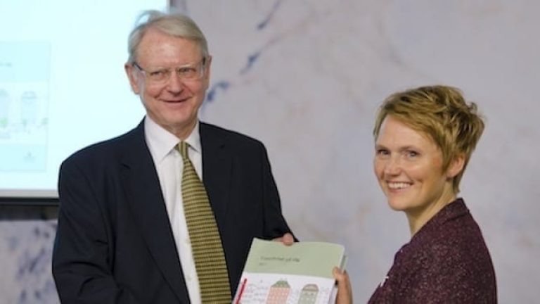 Professor Thomas B Johansson överlämnade sin närmare 1100 sidor tjocka utredning om fossilfri vägtrafik till it- och energiminister Anna-Karin Hatt.