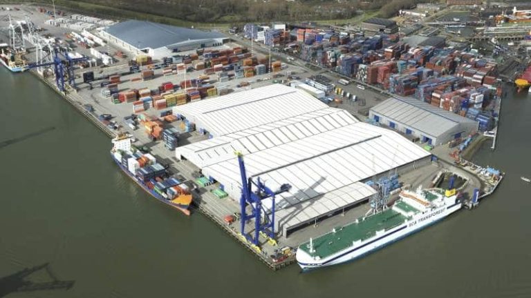 SCA-ägda Interforestterminalen i Rotterdam hör till dem som hanterar stora mängder av koncernens varor. Nu söker SCA en hovleverantör för oceanfrakten världen över.