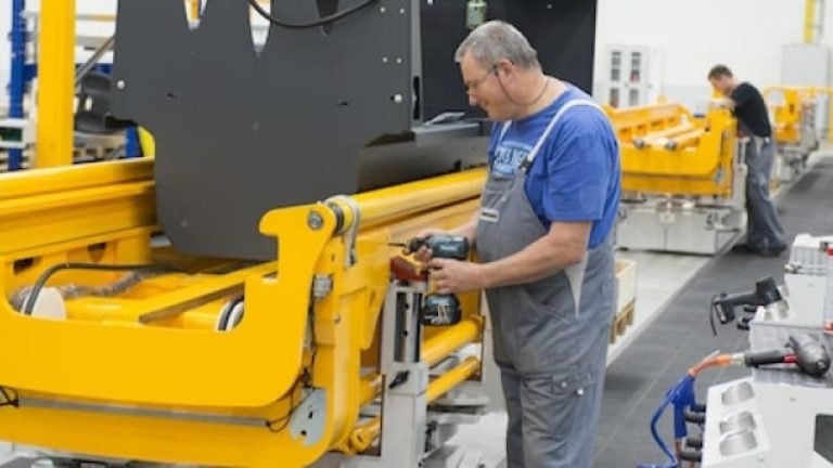 Smalgångstruckar som ofta är delvis automatiserade utgör kärnan i Junchheinrichs systemsatsning. Här tillverkas stativet till en smalgångstruck på fabriken i Moosburg.