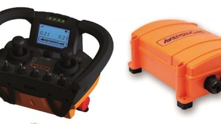 Åkerströms nya radiostyrningar för bland annat kranar har fått ett större teckenfönster och inbyggd rfid-läsare.