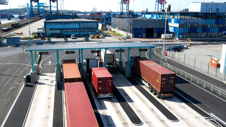 Lastbilar vid iinfart till containerhamnen i Göteborg