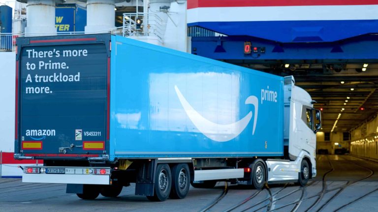 Lastbil från Amazon kör ombord på en färja.
