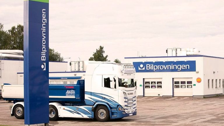 Lastbil utanför Bilprovningen