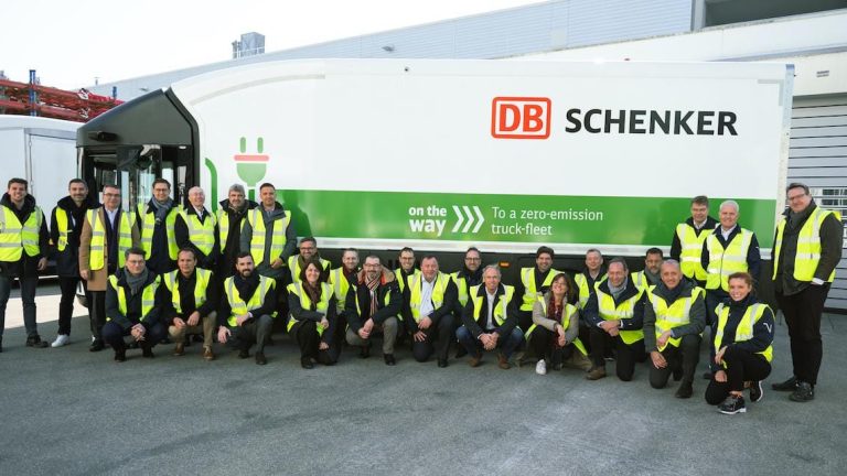 En stor grupp människor framför en lastbil