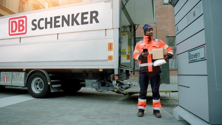 Ett DB Schenker-bud levererar paket till en paketbox