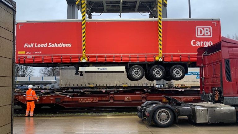 En trailer lyfts på en järnvägsvagn