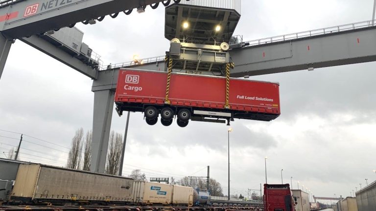 Trailer lyfts av kran