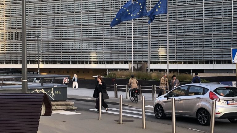 EU-flaggor utanför EU-kommissionens byggnad