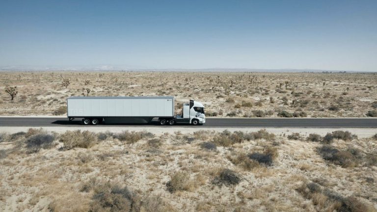 Einride-lastbil i öken Einride-lastbil i öken