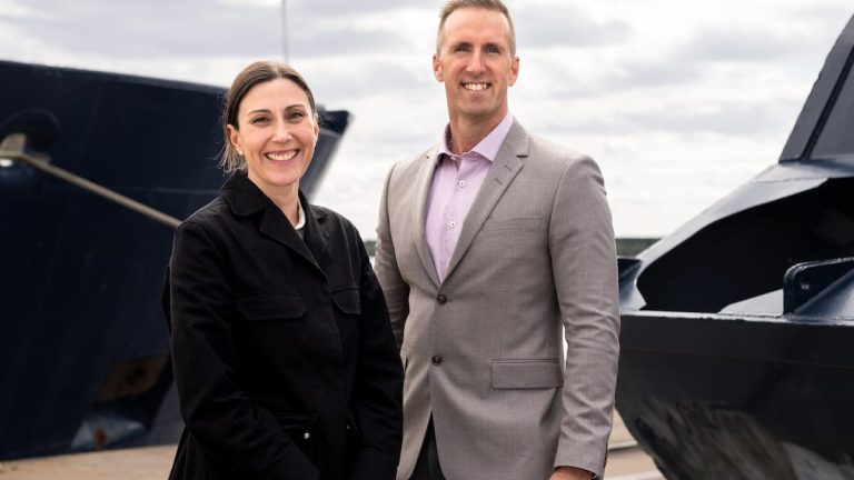 Jenny Marin, logistikansvarig hos H2 Green Steel och Anders Dahl, vd för Luleå Hamn.