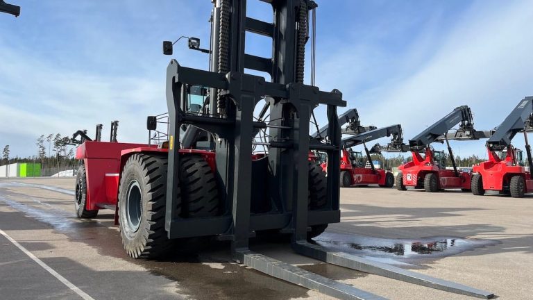 Stor truck utomhus i soligt väder