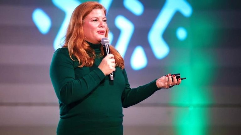 Elonroads vd och medgrundare Karin Ebbinghaus vid EUSP-prisutdelningen i Europaparlamentet. Elonroads vd och medgrundare Karin Ebbinghaus vid EUSP-prisutdelningen i Europaparlamentet.