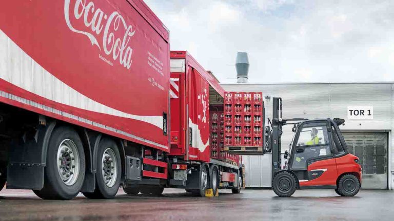 Eldriven motviktstruck i utomhusmiljö