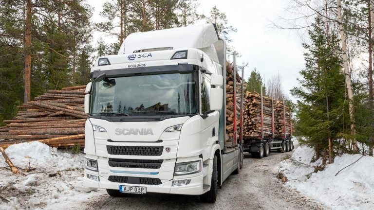 Eldriven timmerlastbil på skogsväg Eldriven timmerlastbil på skogsväg