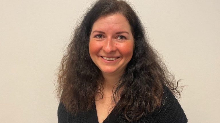 Porträtt av kvinna med lockigt hår