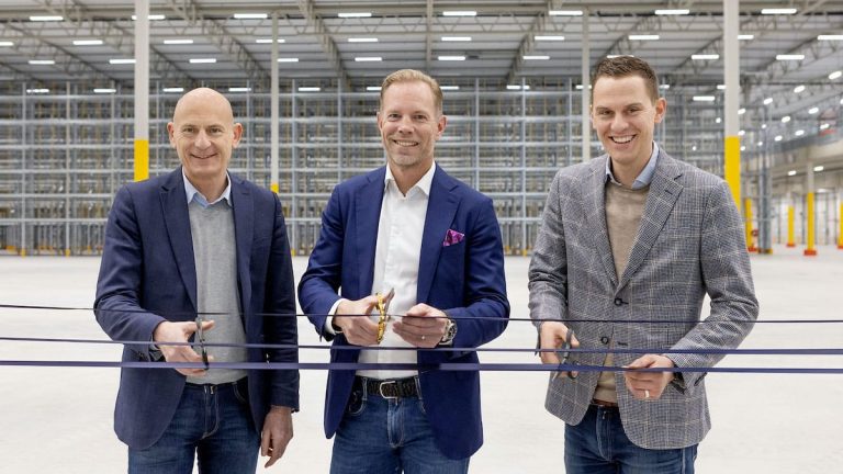 Tre män inviger en ny logistikanläggning Tre män inviger en ny logistikanläggning
