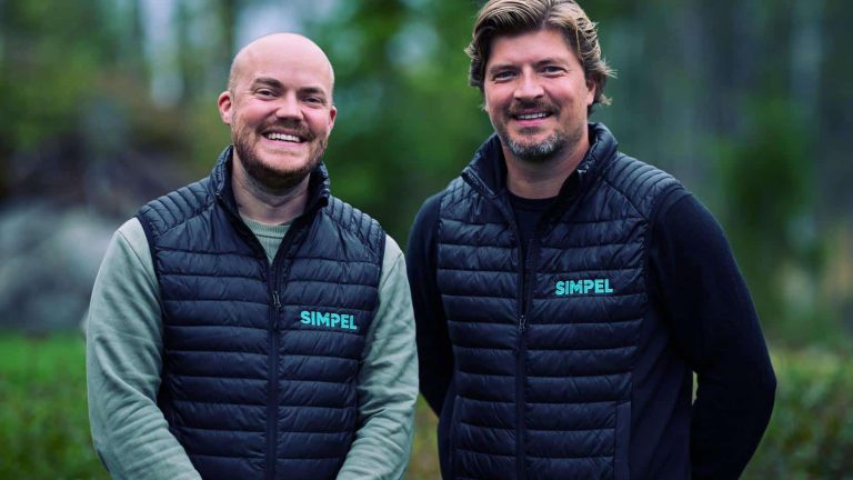 Fr v: Patric Olsson och Andreas Klingensjö, vd respektive vice vd för Simpel Transport.