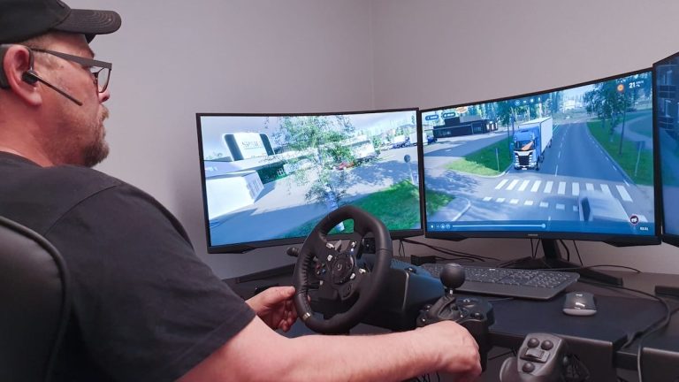 Chauffören och skyddsombudet Björn Larsson Björnberg demonstrerar körning i simulatorn.