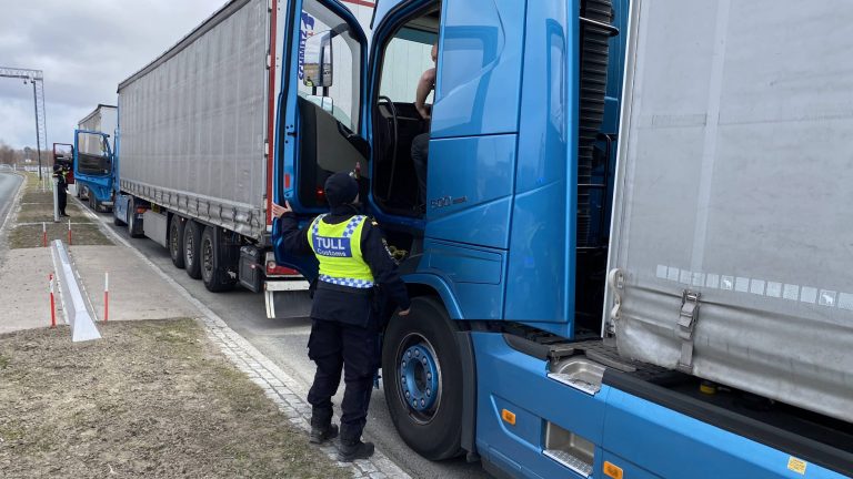 En tredjedel av de stoppade rattonyktra förarna är yrkeschaufförer.