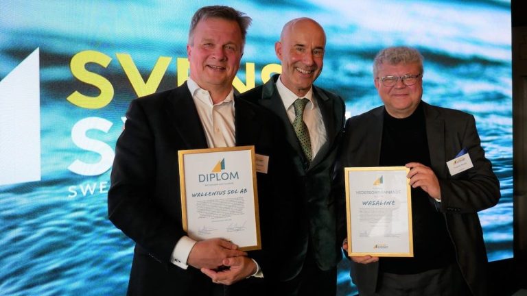 Prisutdelning med två diplomerade män