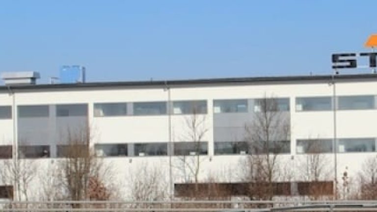 Stills nya svenska huvudkontor har fått skyltläge på vägen till Öresundsbron.