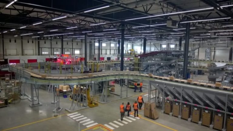 E-handlen växer kraftigt också i Finland. Det driver på förändringarna av posttjänsterna. På bilden den nyinvigna postterminalen i Lundo.