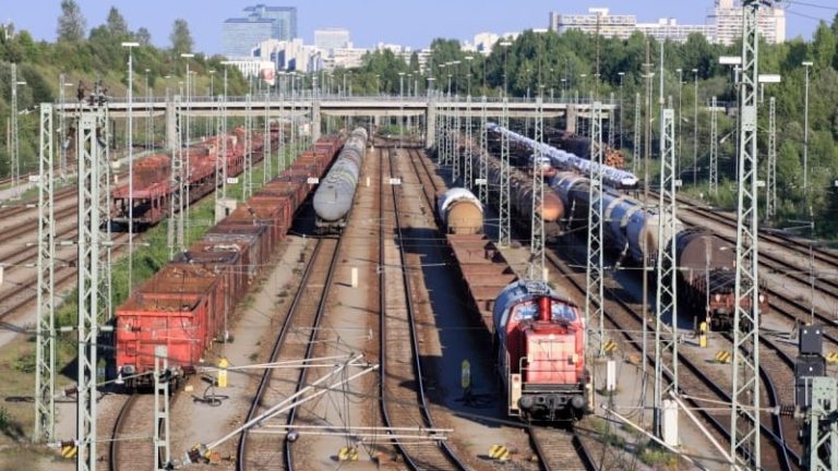 Det har varit svårt att få godstransporter på järnväg att gå som tåget. En ny samordningstjänst mellan sex länder ska göra det lättare att köra mellan Norge och Italien – via bland annat bildens München Nord.