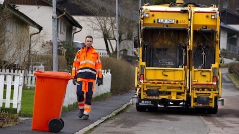 Sopbilen följer efter sin förare medan den backar.