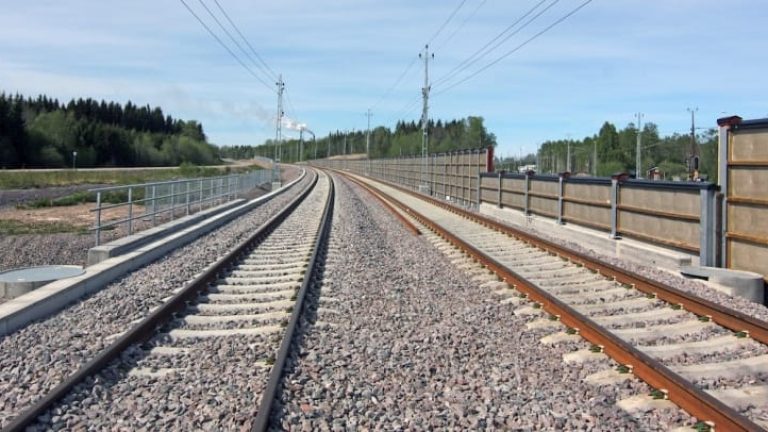 På dubbelspåret mellan Stockholm och Uppsala gäller max 200 kilometer i timmen. Ska en svensk höghastighetsbana, om den byggs, tillåta 50 eller 120 km/tim mer?