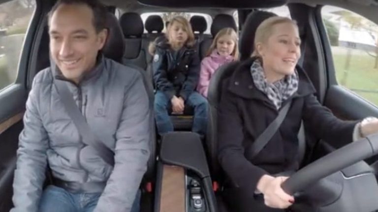 Familjen Simonovskis självkörande Volvo tillåter inte föraren att släppa ratten. Hur nära teknikfronten ligger biltillverkaren egentligen? Familjen Simonovskis självkörande Volvo tillåter inte föraren att släppa ratten. Hur nära teknikfronten ligger biltillverkaren egentligen?