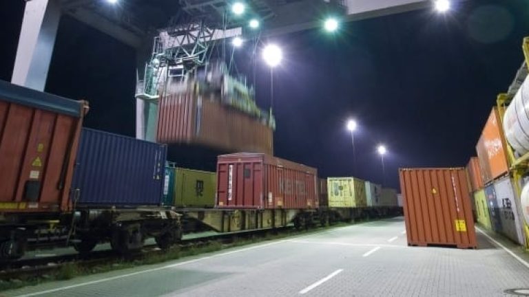 Näringslivet har gott hopp om att nya spår för passagerartrafik ska frigöra utrymme för mer järnvägsburen godstrafik.