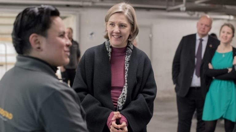 Miljö- och stadsutvecklingsminister Karolina Skog besökte samlastningscentralen hos Vasakronan i centrala Stockholm.