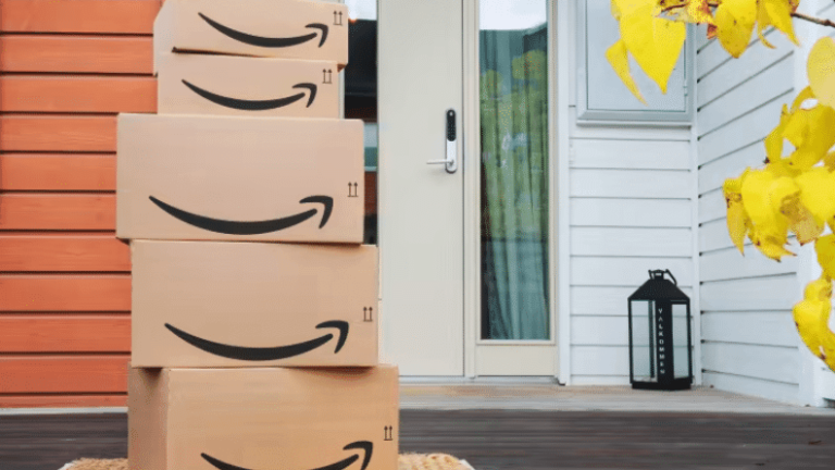 Kartonger från e-handelsbolaget Amazon vid en dörr