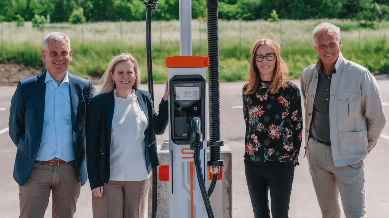 Representanter från Volvo Lastvagnar och Öresundskraft vid invigningen av stationen i Ättekulla i juni 2022.