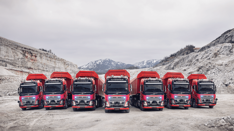 De autonoma lastbilarna transporterar kalksten i en fem kilometer lång sträcka. De autonoma lastbilarna transporterar kalksten i en fem kilometer lång sträcka.