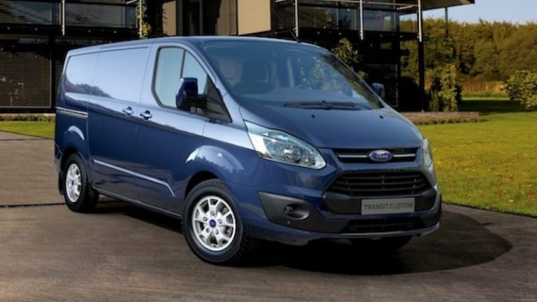Nya framhjulsdrivna skåpbilen Transit Custom finns i handeln i höst.