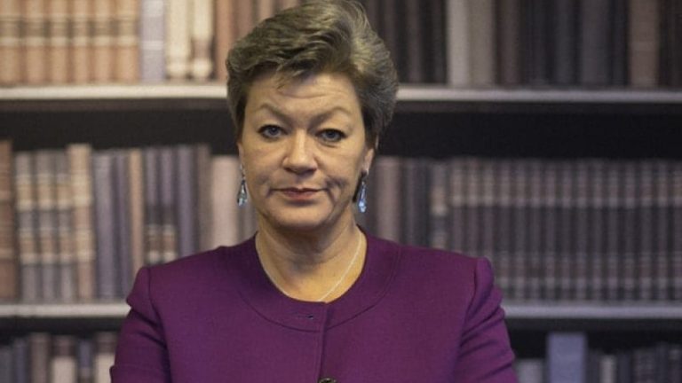 Regeringen kommer inte att ändra den svenska modellens funktionssätt, sa arbetsmarknadsminister Ylva Johansson under debatten i kammaren.